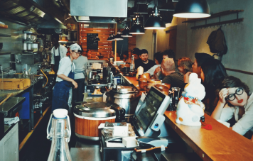 Salle à manger bondée du restaurant aux heures de pointe avec des clients servis